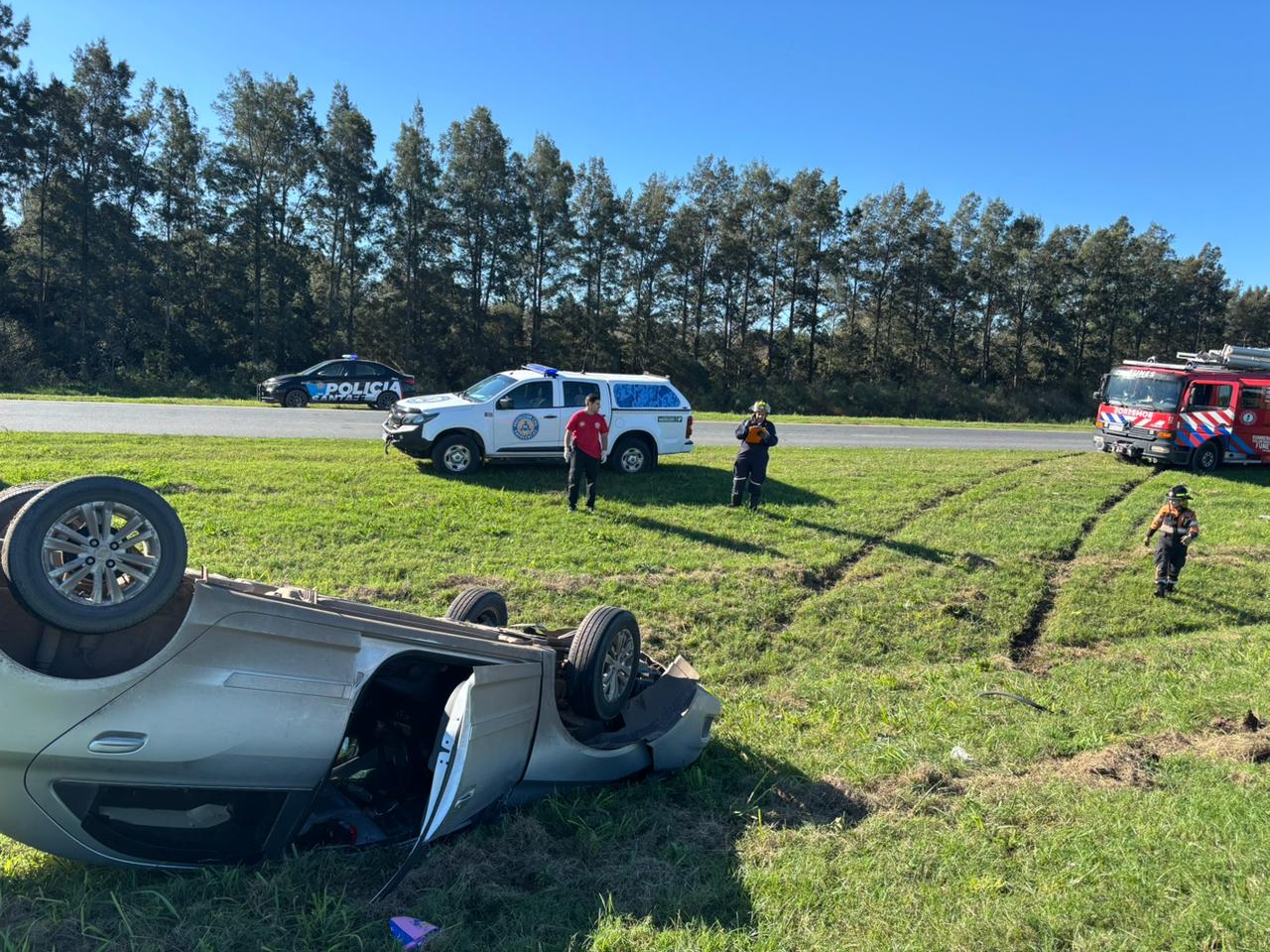 Susto en la autopista: dos personas a salvo tras vuelco en ingreso a Funes